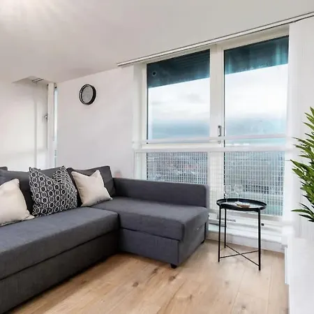 Cosy 2 Bedroom Centre - Free Parking *